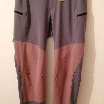 NOVE moške dolge plezalne - pohodne hlače Patagonia - velikost M