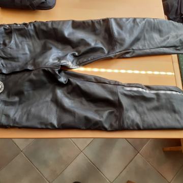 MOTORISTIČNE USNJENE HLAČE