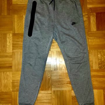 Prodam Nike Tech Fleece hlače - v sivi barvi, velikost L