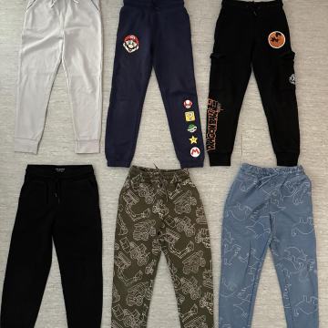 15 kosov oblačil št. 128 (smučarske hlače, trenirke, jeans hlače in jo