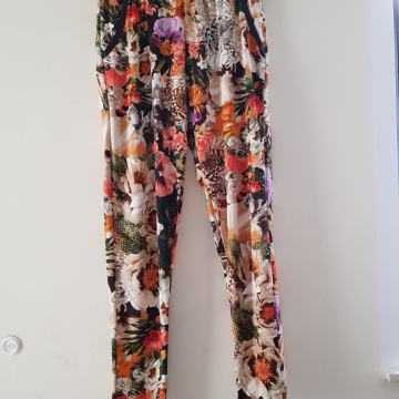 NOVE CVETLIČNE HLAČE S/M