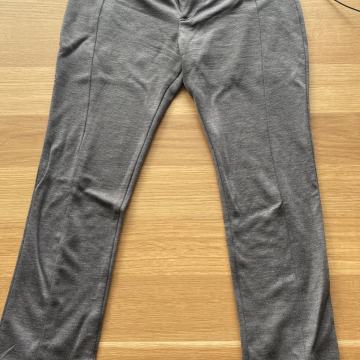 Hlače znamke Guess, velikost 40
