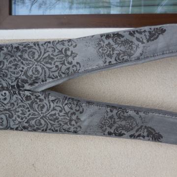 Nove jeans kavbojke s potiskom 36