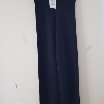 ZARA NOVE ČRNE HLAČE Z ETIKETO S
