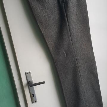 Svetlo črne moške elegantne hlače velikosti 48 od Mure