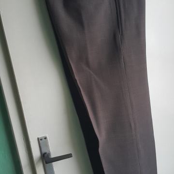 Temno sive moške elegantne hlače velikosti 36 Guess znamke