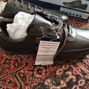 novi moški čevlji št 44