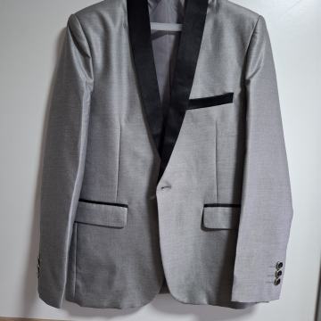 Fantovska elegantna obleka srebrne barve za 10-12 let