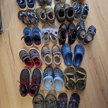 Čevlji, copati, sandali, škornji št. 22, 23, 24, 26, 27 (24 kompl.)