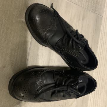 Elegantni fantovski črni čevlji Next 26,5