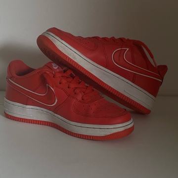 Oranžne air force 1.velikost je 37,5