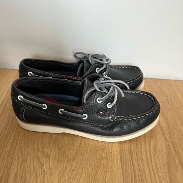 Otroški čevlji Tommy Hilfiger, št.33,  NOVI