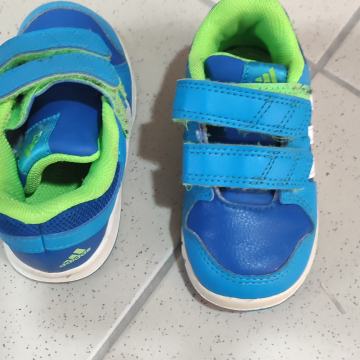 Otroški športni čevlji Adidas, št. 22