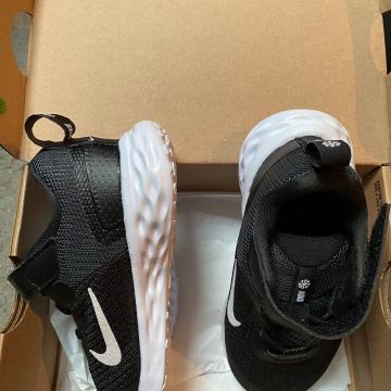 Otroški športni copati Nike, velikost 26