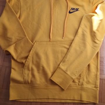 Jopica Cropp, velikosti XS za 16 letnega fanta z napisom Merr Rickmas