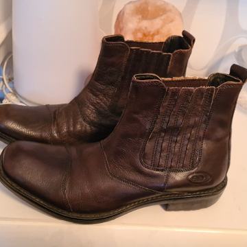 Motorisrtični rjavi ,usnjeni gležnarji šT. 42 ,AM