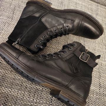 Mustang moški čevlji, gležnarji črne barve št. 41.