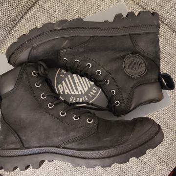 Palladium moški čevlji, gležnarji - Vodoodporni, usnjeni št. 42.