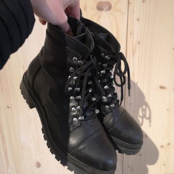 Črni gležnarji znamka Bullboxer (MPC 99,95€)