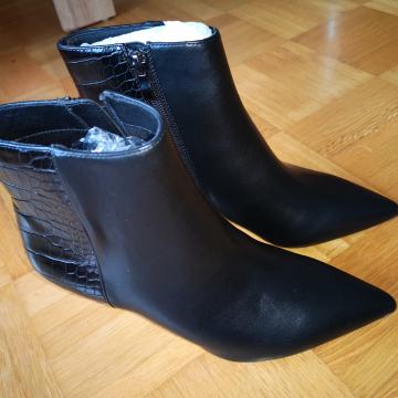 Črni gležnarji Bata - NOVO