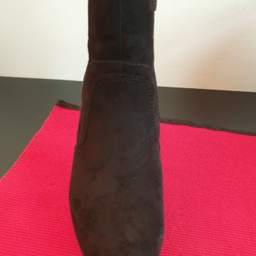 Novi črni gležnarji s peto št.36