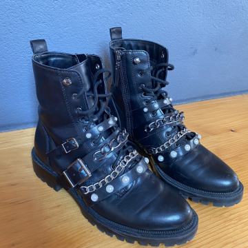 Črni gležnarji, št. 38