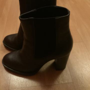 Črni gležnarji st. 39, noseni le nekajkrat, 10 cm peta