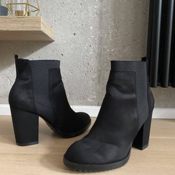 Črni gležnjarji s peto (vel. 40)