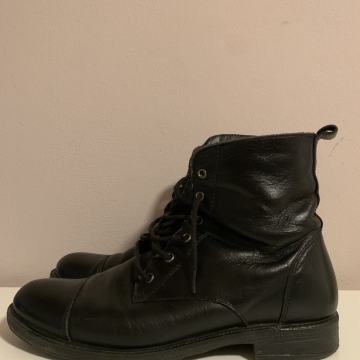 Črni usnjeni gležnarji