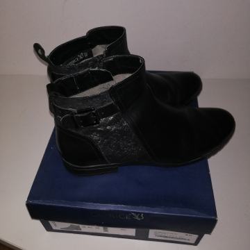 Črni ženski usnjeni gležnjarji Caprice št. 40