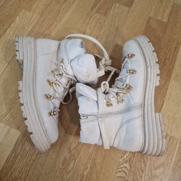 Dekliški / ženski čevlji št.38