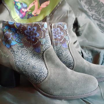 Desigual gležnarji št. 38, temnozeleni z modrimi vzorci