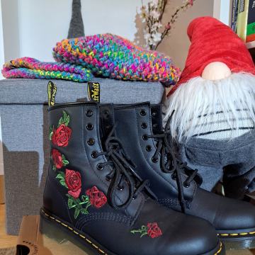 Dr. Martens čevlji – model z rdečimi vrtnicami, velikost 41! ✨