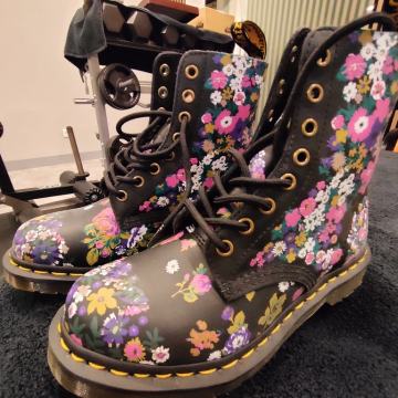 NOVI, NENOŠENI - DR. MARTENS FLORAL BOOTS GLEŽNARJI, BULERJI, .....