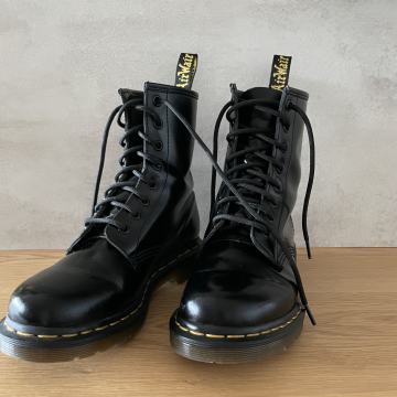 Dr. Martens ženski gležnarji - model 1460 v črni barvi (38)