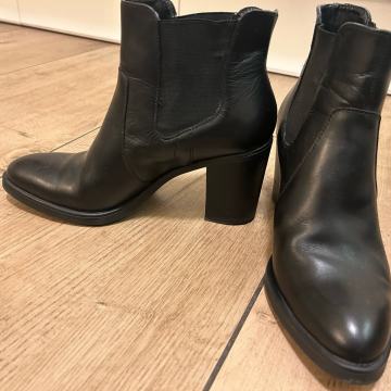 Gležnarji GUESS št. 39