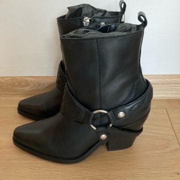 Novi gležnarji MANGO, št. 39