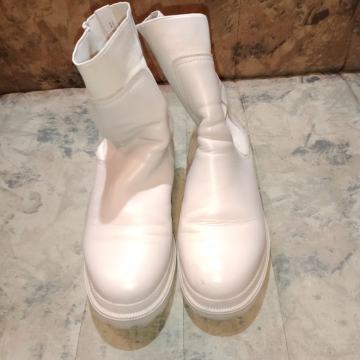 Gležnarji Reserved krem bele barve št.41