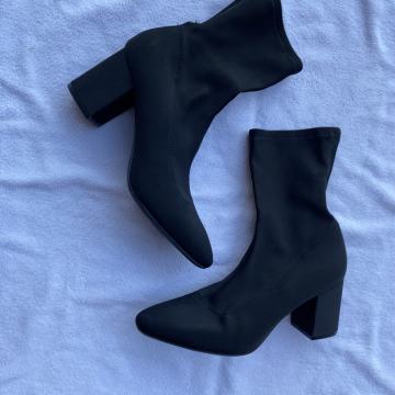 Gležnarji št 42, nošeni 1 x