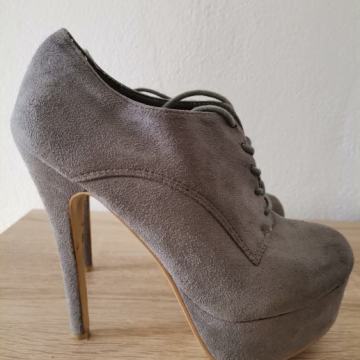 Gležnarji z visoko peto št. 38