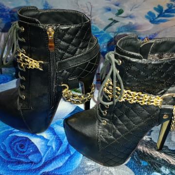 Gležnarji  z zlatimi ketncami