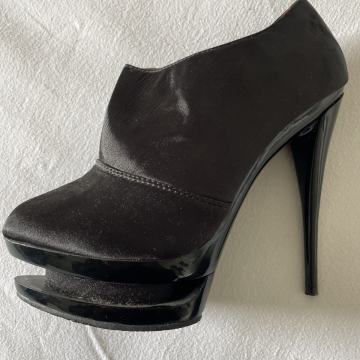 Gležnjarji s platformo in peto št.39