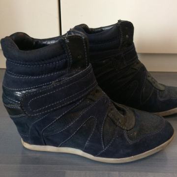 Graceland superge s platformo