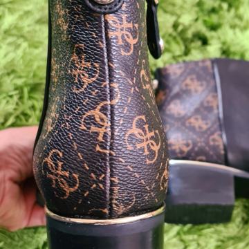 Guess gležnarji, brez znakov uporabe