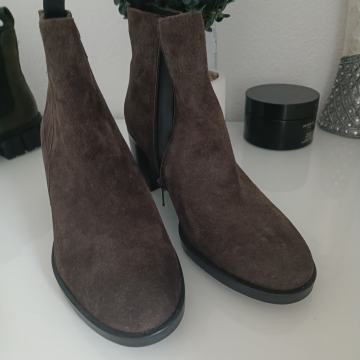 JONES gležnarji št. 38 NOVI usnjeni