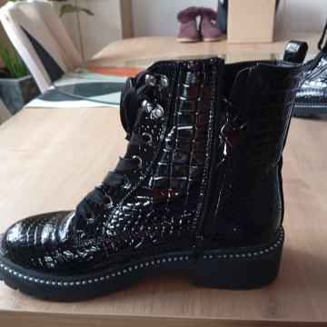 KURT GEIGER ŠRNI LAKASTI GLEŽNARJI 40 - KOT NOVI