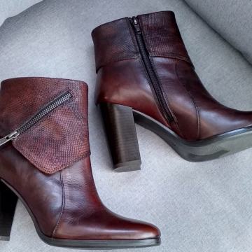 Novi usnjeni gležnarji št.38