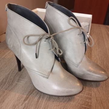 Novi Max Mara gležnarji usnje vel. 40