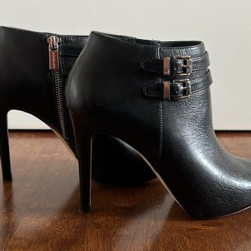 Michael Kors gležnarji s peto št. 38.5.