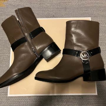 Michael Kors gležnarji št. 36